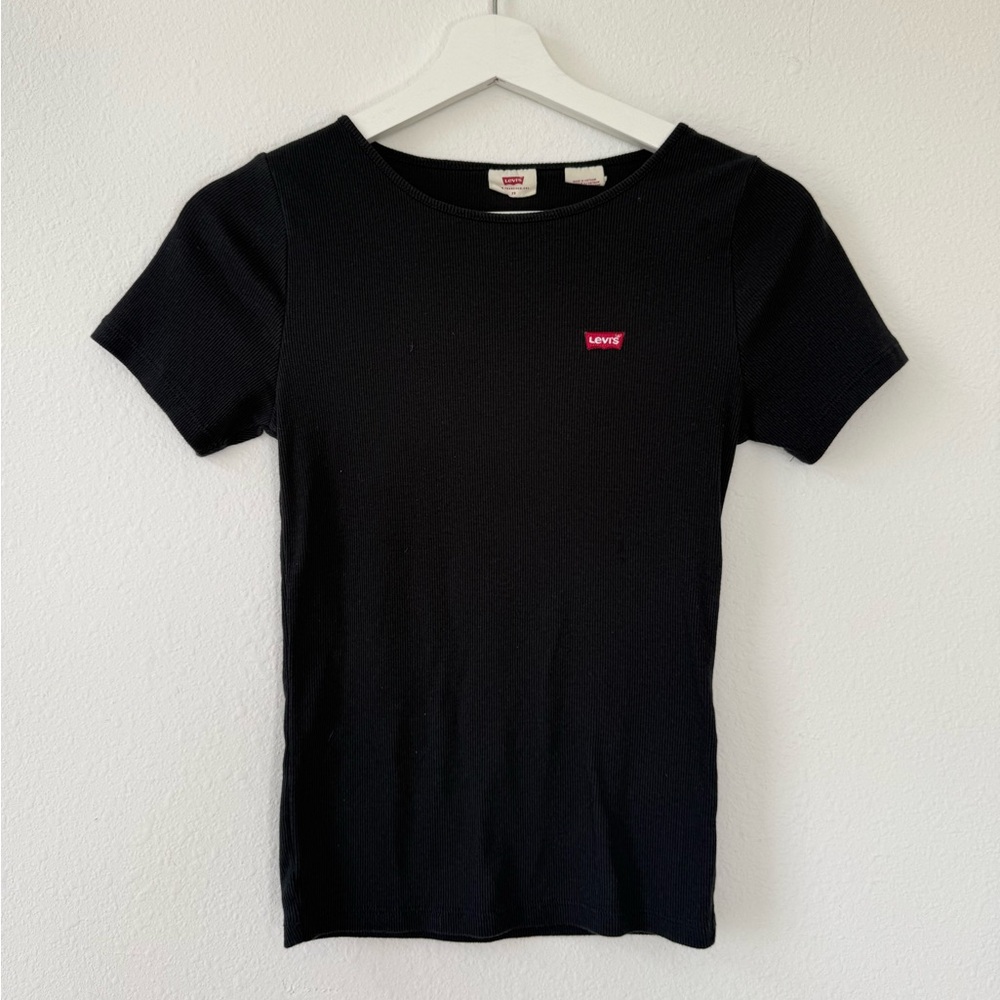 Levi’s Black T-shirt